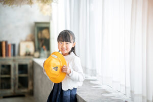 黄色の帽子と一緒に入学記念フォト