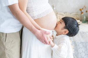 マタニティ家族写真お兄ちゃんお腹にちゅー